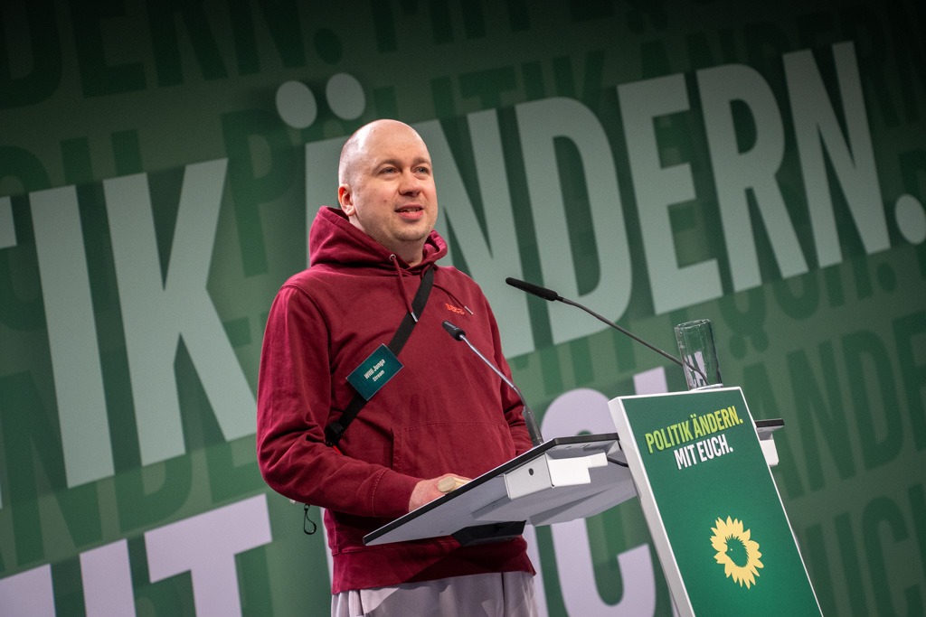 Willi steht an einem Redepult und hält eine Rede für seine Kandidatur

Foto: Helena Sproll