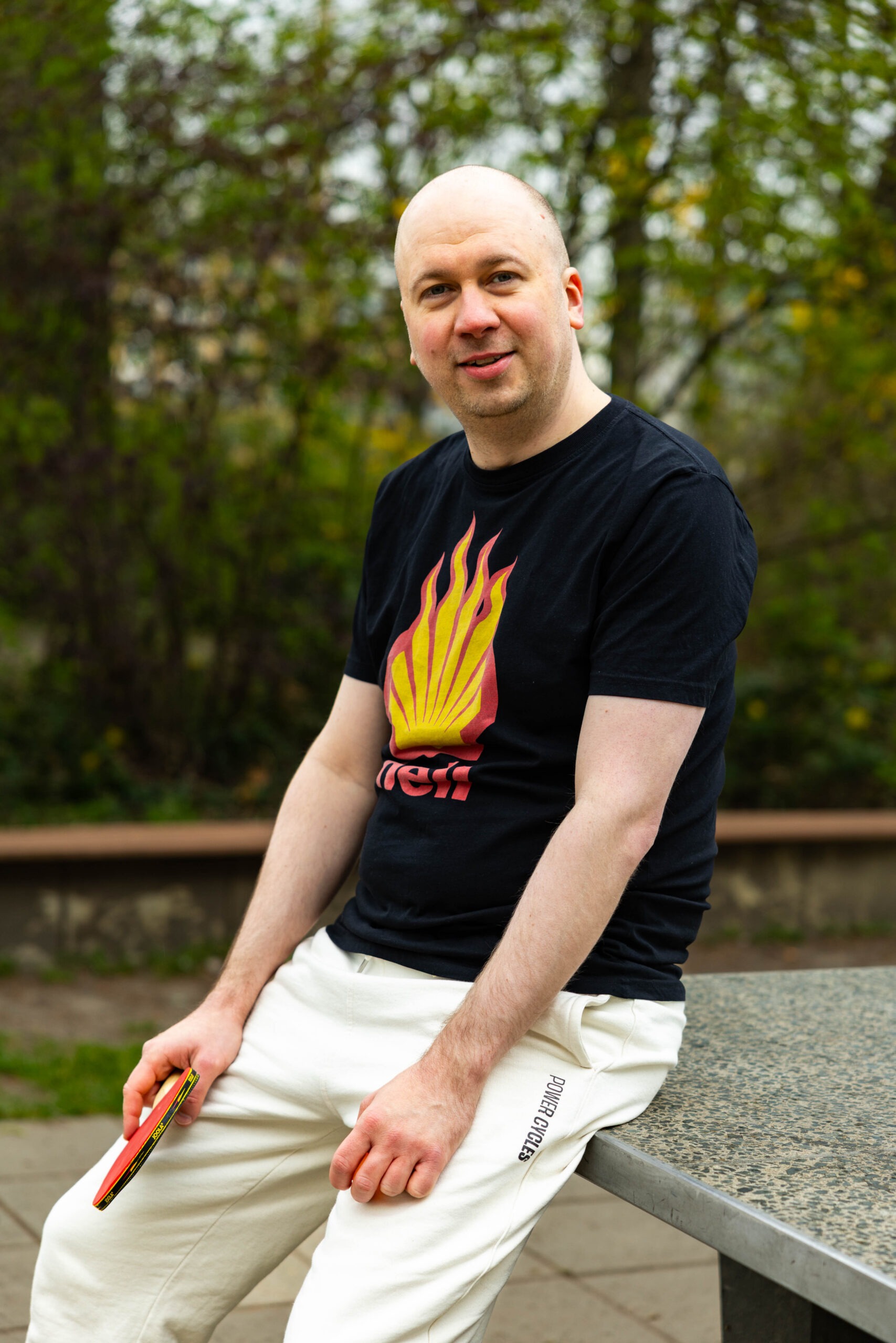Willi lehnt sich an eine öffentliche Tischtennis an.
Foto: Santiago Rodriguez